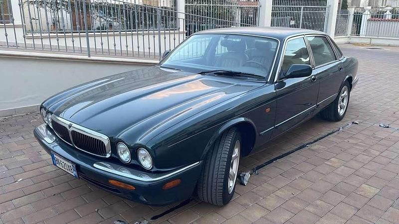 Usata Jaguar XJ8 237 CV (174 kW) 2000 Verde Berlina
