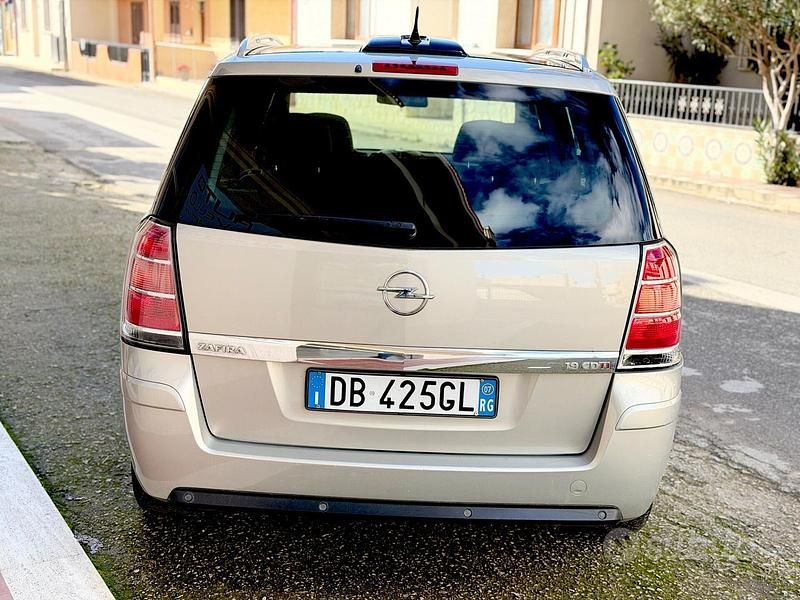 Usata Opel Zafira Cosmo 150 CV (110 kW) 2007 Marrone Monovolume