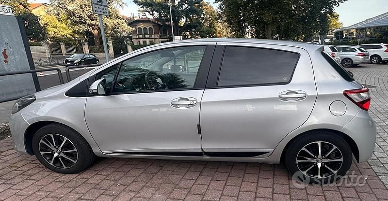 Usata Toyota Yaris 111 CV (81 kW) 2018 Argento Utilitaria