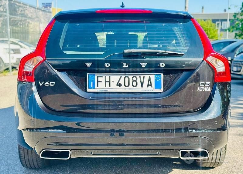 Usata Volvo V60 Dynamic 150 CV (110 kW) 2017 Nero Station wagon