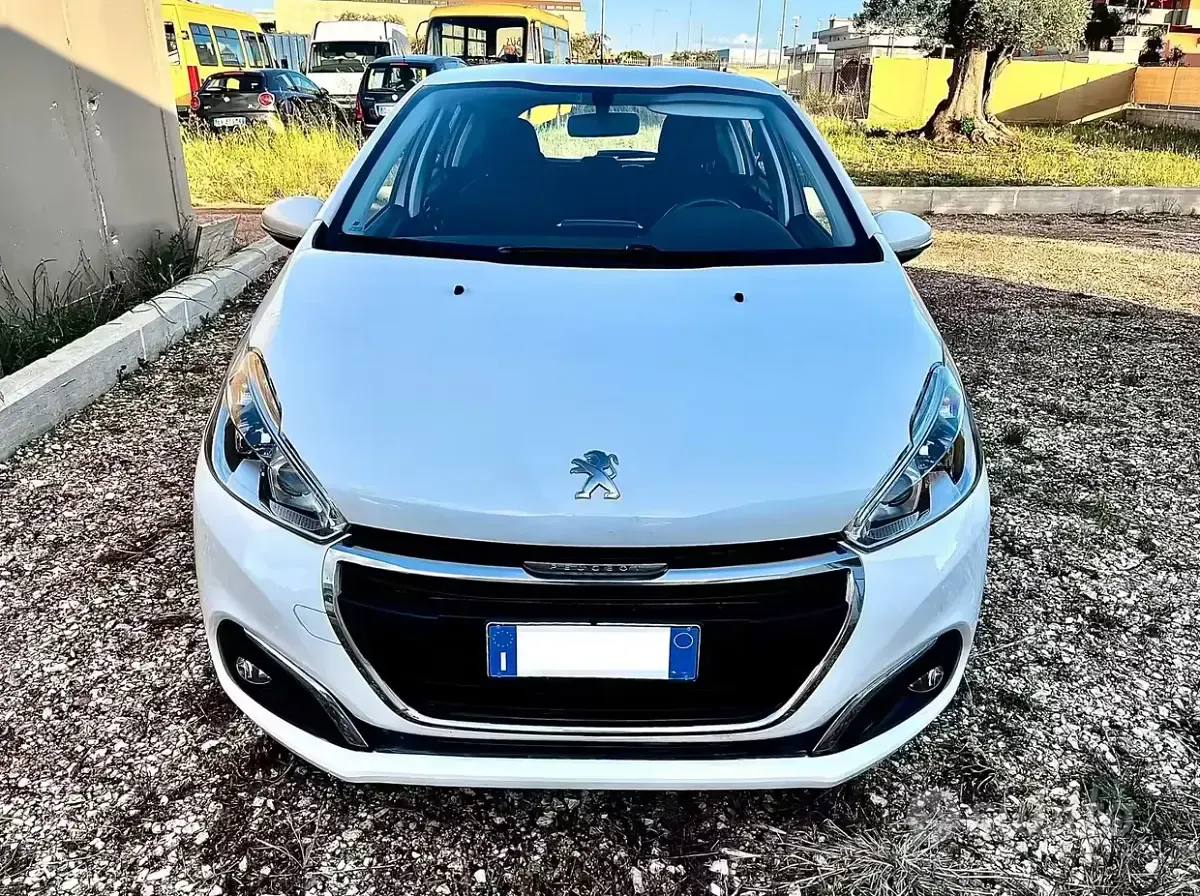 Usata Peugeot 208 68 CV (50 kW) 2015 Bianco Utilitaria