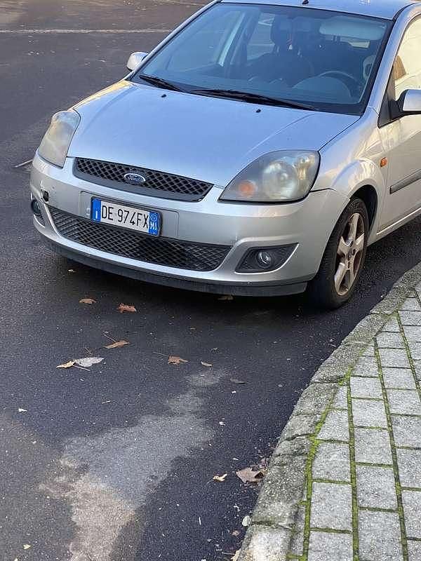 Usata Ford Fiesta Ghia 75 CV (55 kW) 2006 Berlina