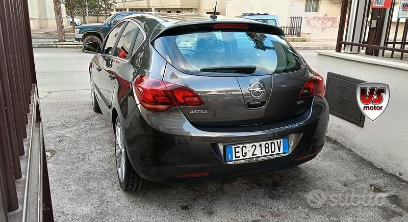 Usata Opel Astra Cosmo 110 CV (80 kW) 2010 Gray Berlina