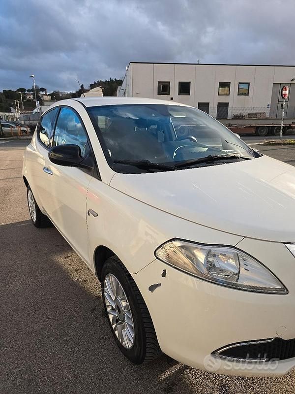 Usata Lancia Ypsilon 60 CV (44 kW) 2014 Bianco Utilitaria