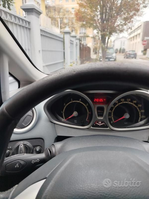 Usata Ford Fiesta 96 CV (70 kW) 2009 Grigio Berlina