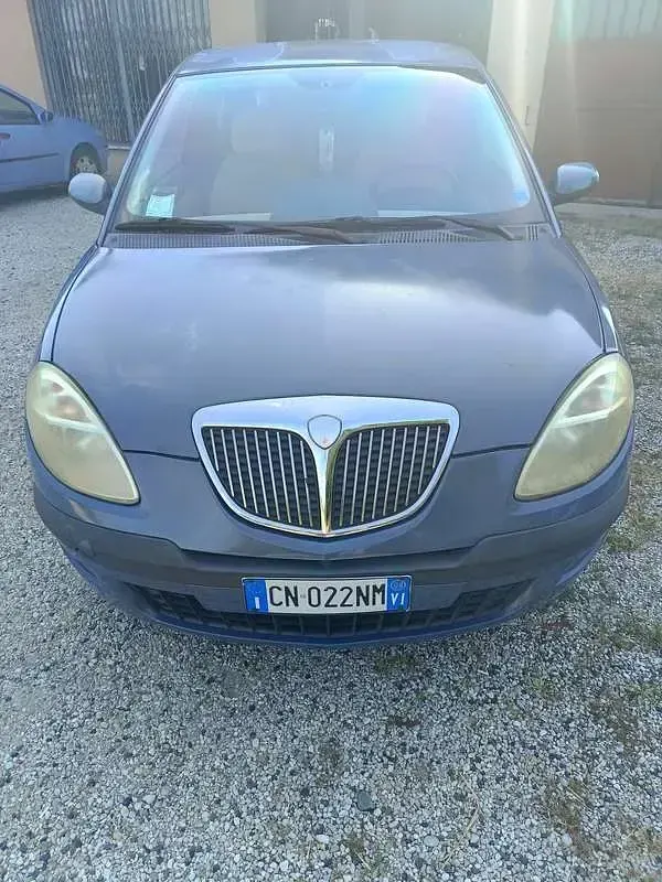 Usata Lancia Ypsilon 101 CV (74 kW) 2004 Bluazzurro Utilitaria