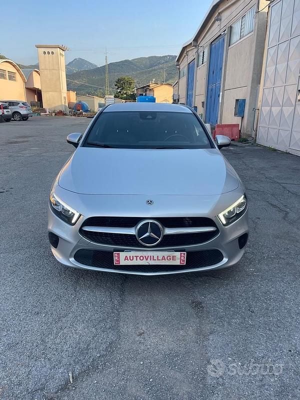 Grigio Usata 2019 Mercedes A180 Premium Tre volumi | 16.900 € (Super prezzo) - Immagine 1/4