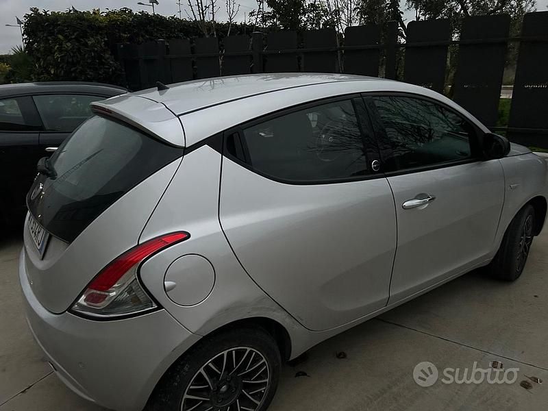 Usata Lancia Ypsilon 80 CV (58 kW) 2018 Grigio Utilitaria