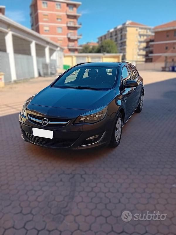 Usata Opel Astra 140 CV (102 kW) 2013 Grigio Berlina