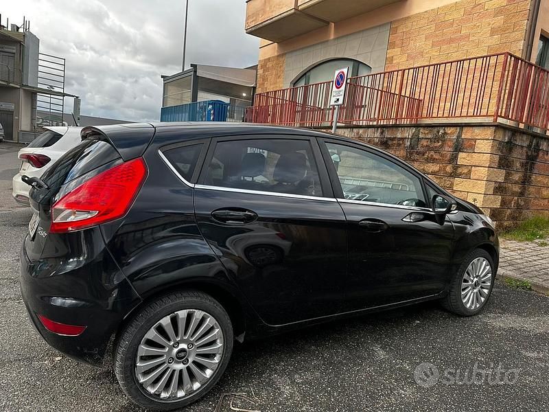 Usata Ford Fiesta 82 CV (60 kW) 2008 Nero Utilitaria