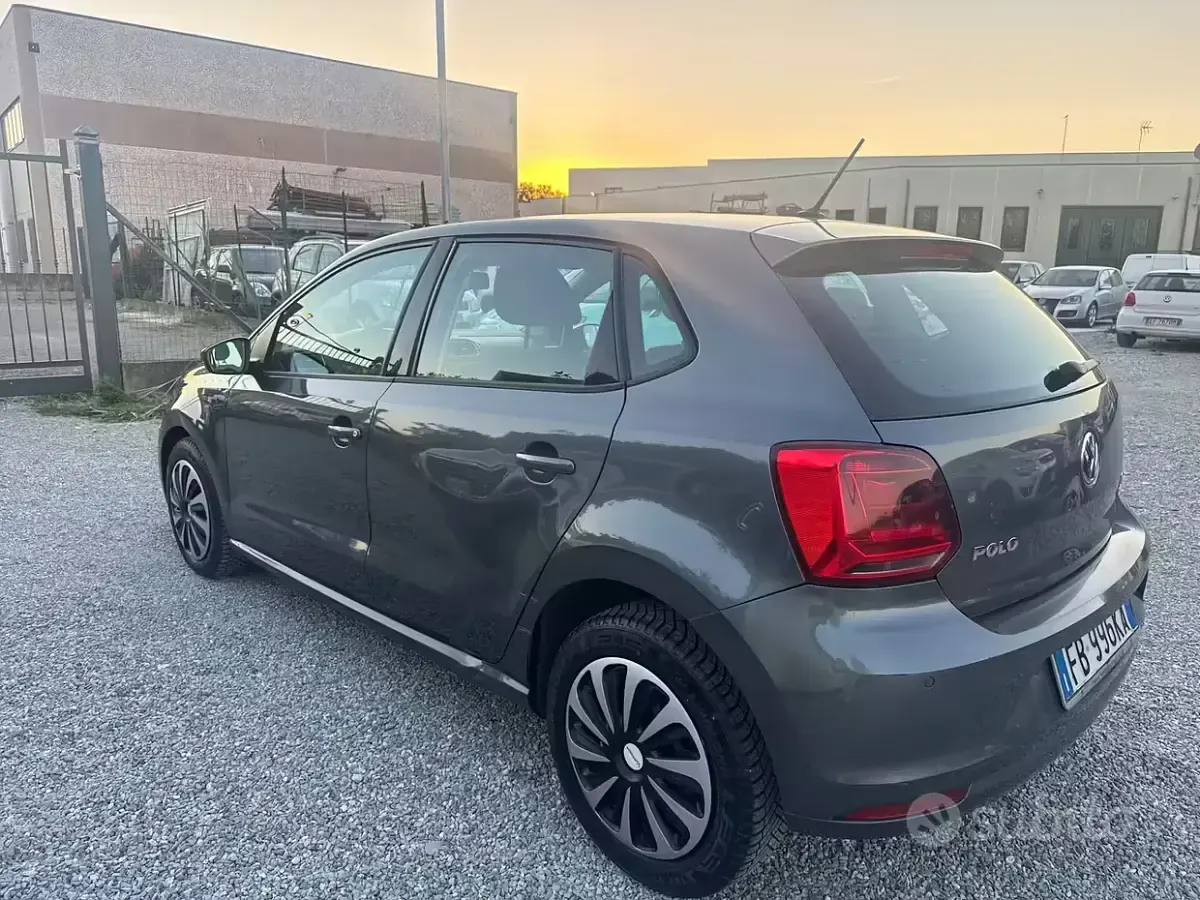 Usata VW Polo Trendline 75 CV (55 kW) 2015 Grigio Berlina