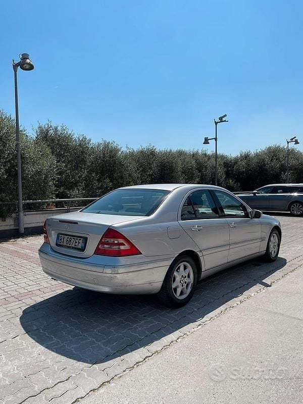 Usata Mercedes C180 Elegance 129 CV (94 kW) 2001 Grigio Berlina