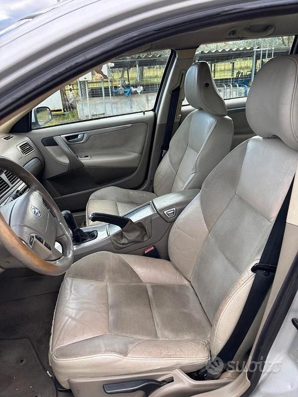 Usata Volvo V70 140 CV (102 kW) 2004 Grigio Station wagon