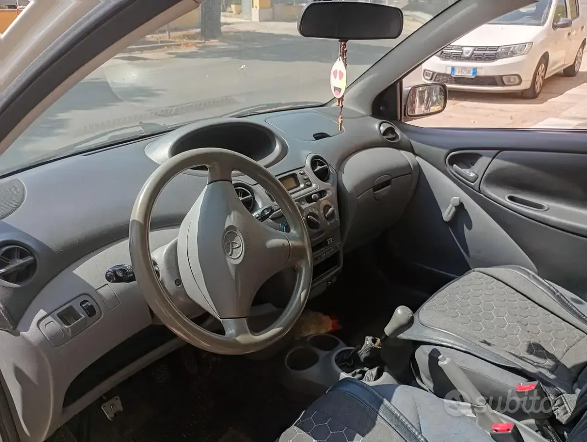 Usata Toyota Yaris 65 CV (47 kW) 2003 Bianco Utilitaria