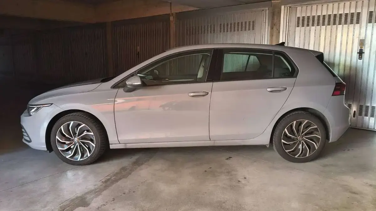 Usata VW Golf VIII Life 131 CV (96 kW) 2021 Grigio Utilitaria
