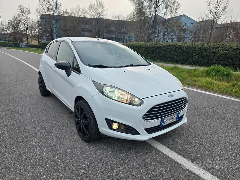 Usata Ford Fiesta Titanium 95 CV (69 kW) 2014 Bianco Berlina