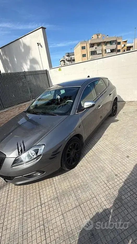 Usata Lancia Delta 120 CV (88 kW) 2011 Marrone Utilitaria