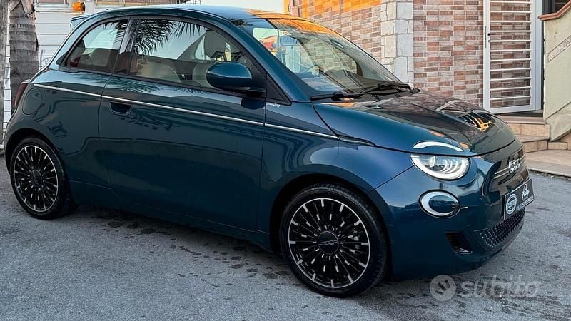 Usata Fiat 500e La Prima 86 kW (118 CV) 2023 Blu Berlina