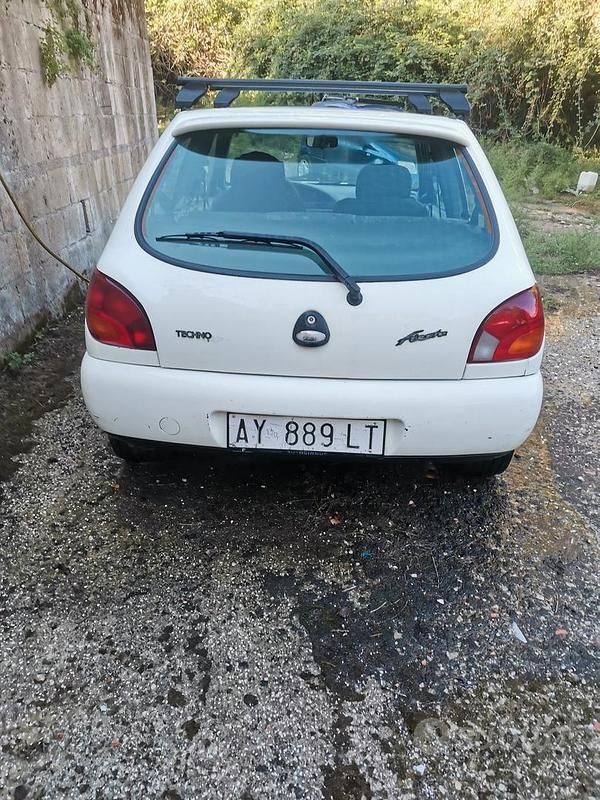 Usata Ford Fiesta 75 CV (55 kW) 1998 Bianco Berlina
