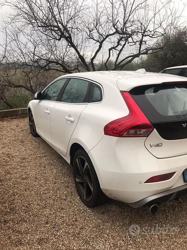 Usata Volvo V40 R-Design 115 CV (84 kW) 2015 Bianco Berlina