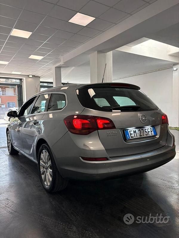 Usata Opel Astra Cosmo 125 CV (91 kW) 2012 Grigio Berlina