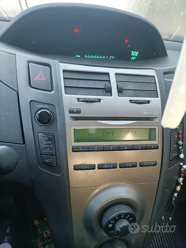 Usata Toyota Yaris 69 CV (50 kW) 2011 Grigio Utilitaria