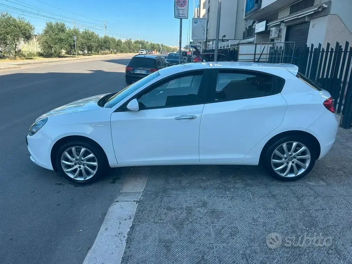Usata Alfa Romeo Giulietta Super 120 CV (88 kW) 2020 Bianco Utilitaria