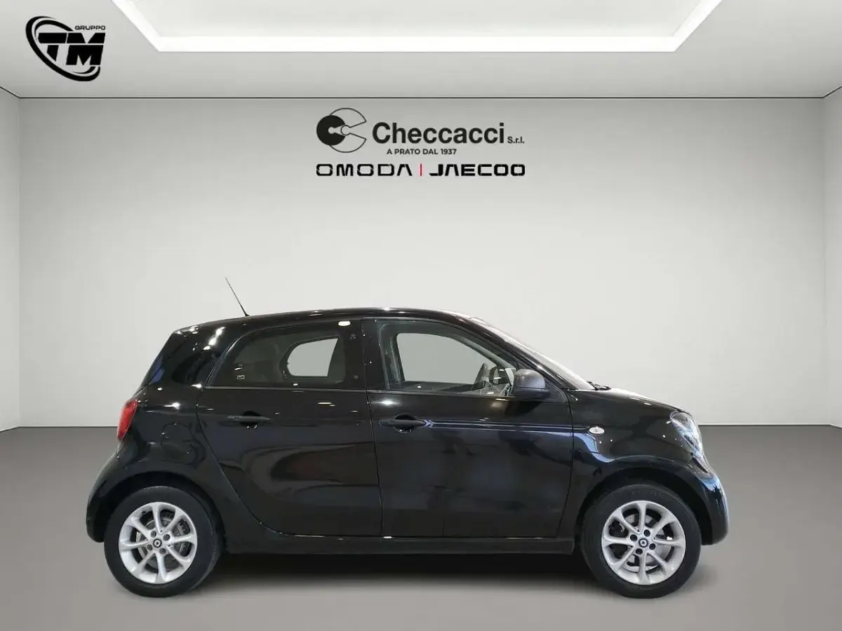 Begagnad Smart ForFour Passion 71 HK (52 kW) 2018 Svart Halvkombi