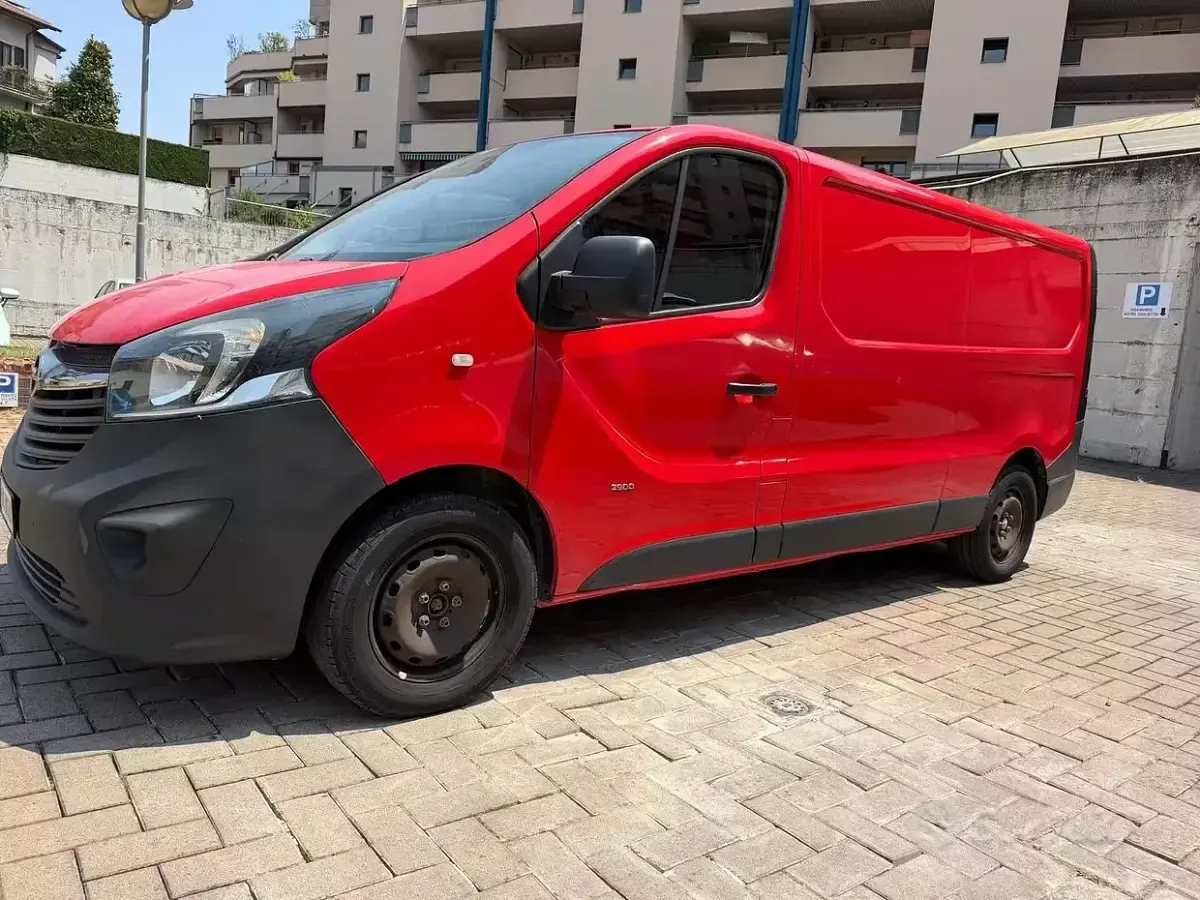 Usata Opel Vivaro Edition 140 CV (102 kW) 2016 Rosso Monovolume