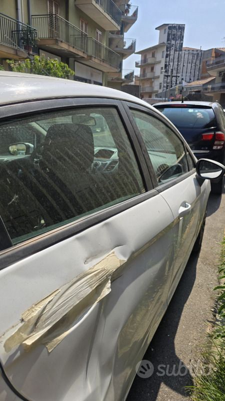 Usata Ford Fiesta 96 CV (70 kW) 2009 Bianco Utilitaria