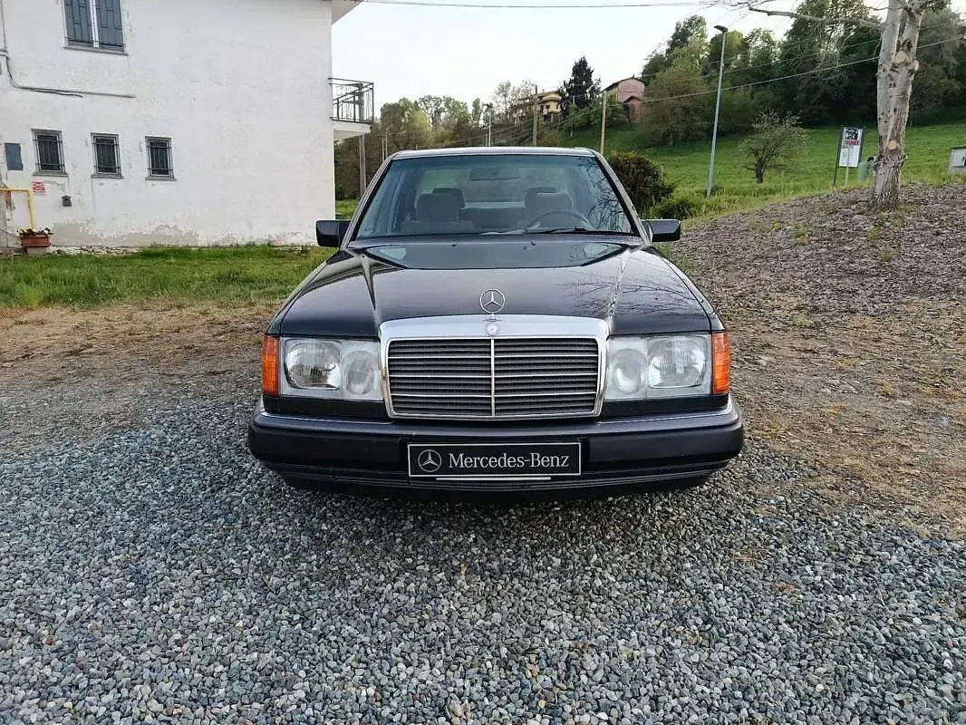 Usata Mercedes 260 160 CV (117 kW) 1989 Nero Berlina