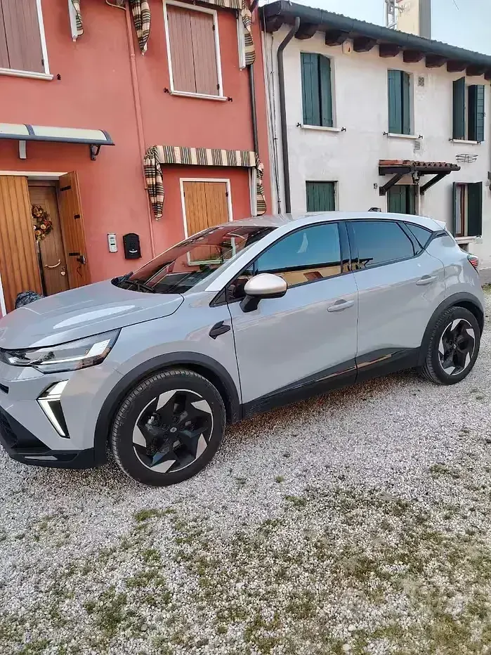 Usata Renault Captur Techno 101 CV (74 kW) 2025 Grigio SUV