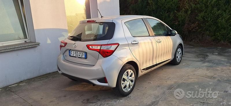 Usata Toyota Yaris 69 CV (50 kW) 2017 Grigio Utilitaria