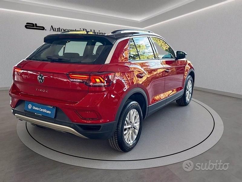Usata VW T-Roc Life 150 CV (110 kW) 2023 Kings red metalizzato SUV