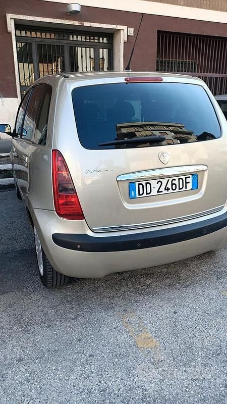 Usata Lancia Musa 95 CV (69 kW) 2006 Giallo Monovolume