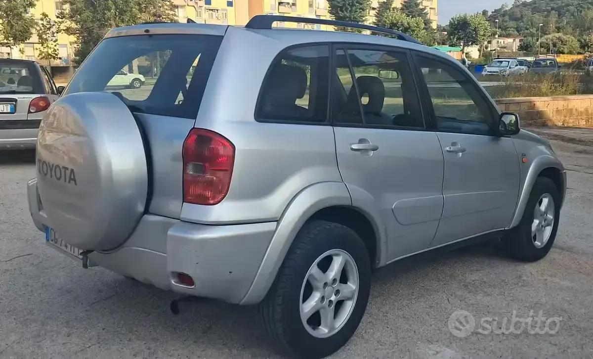 Usata Toyota RAV4 128 CV (94 kW) 2003 Grigio SUV