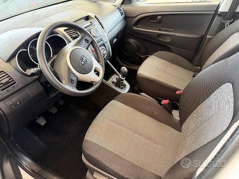 Begagnad Kia Venga 90 HK (66 kW) 2012 Vit Halvkombi