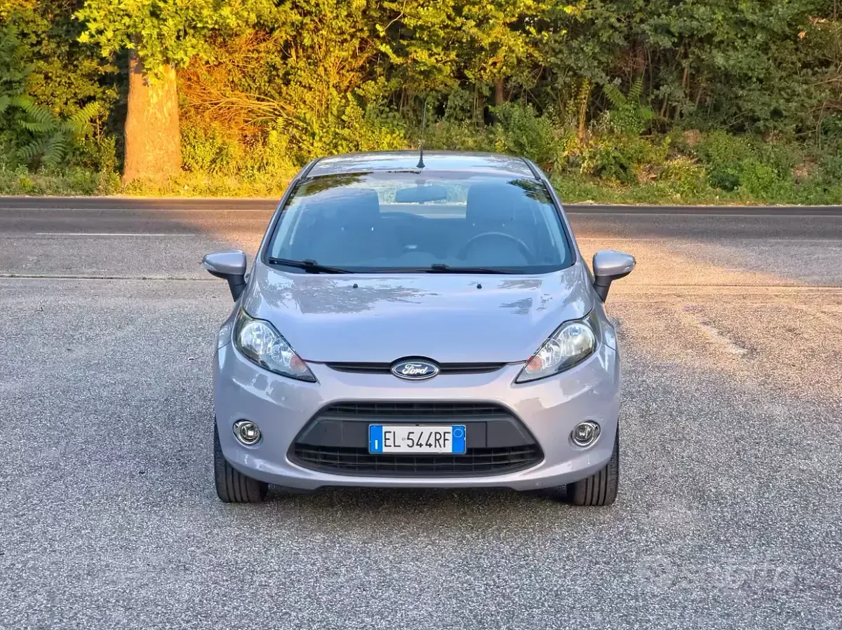 Usata Ford Fiesta Titanium 70 CV (51 kW) 2012 Grigio Berlina