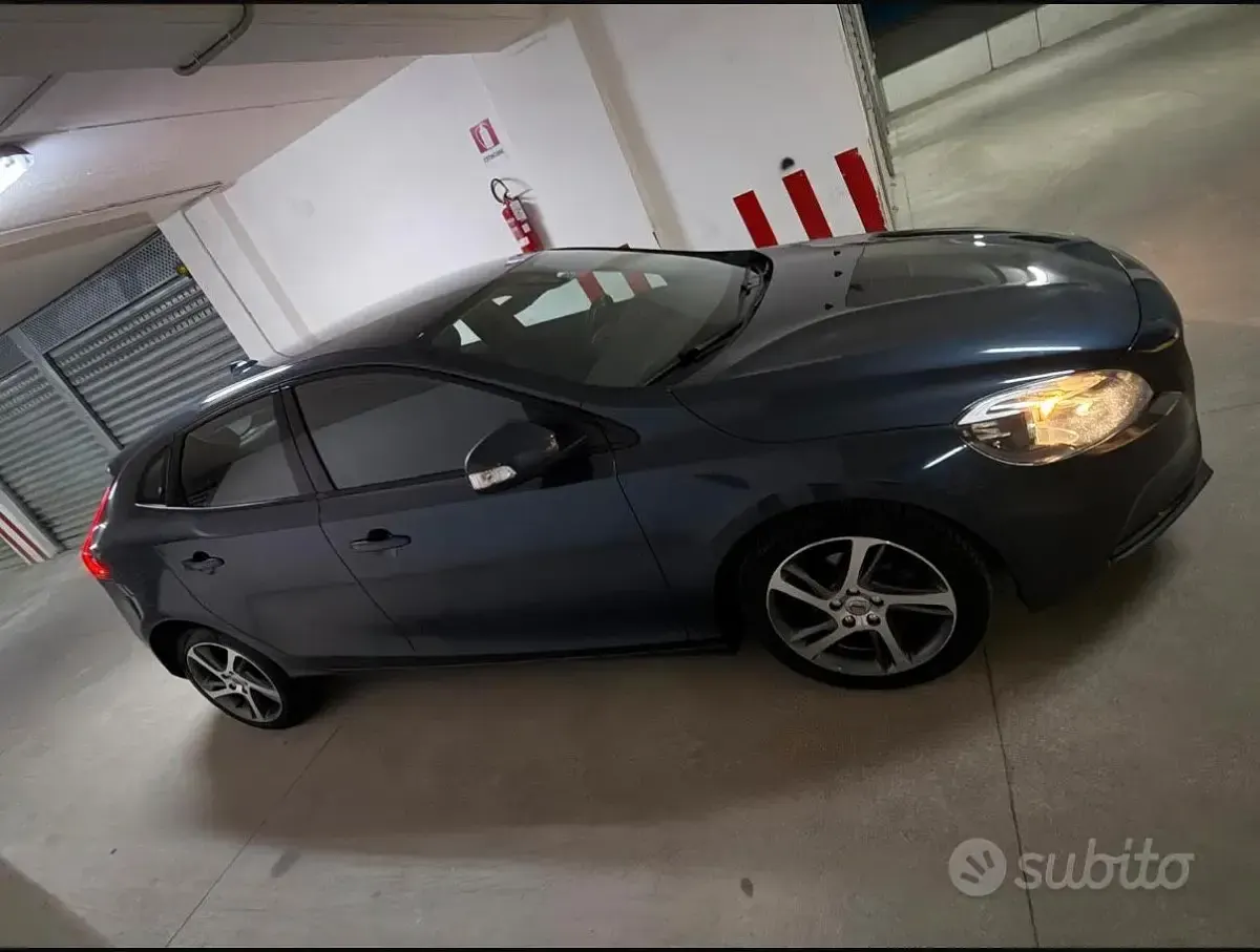 Usata Volvo V40 120 CV (88 kW) 2017 Blu Berlina