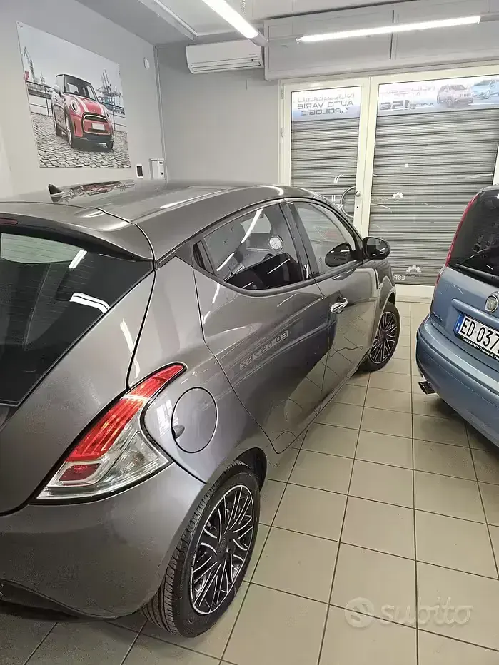 Usata Lancia Ypsilon 69 CV (50 kW) 2012 Grigio Utilitaria