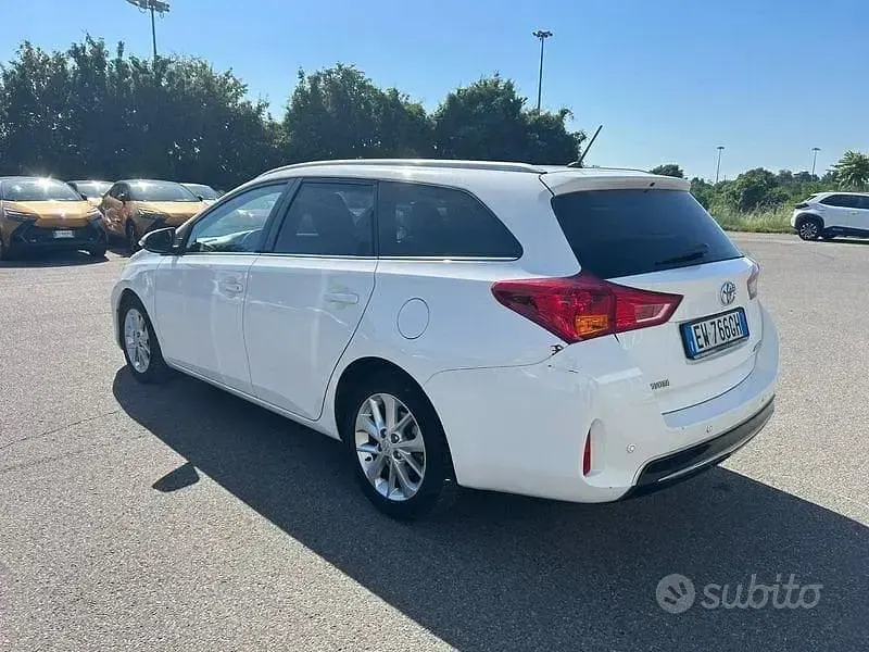 Usata Toyota Auris Lounge 90 CV (66 kW) 2014 Bianco Station wagon