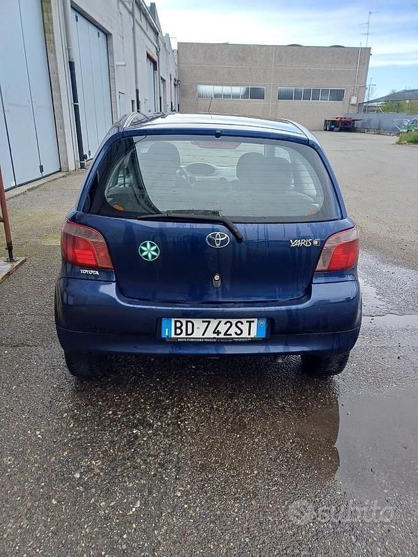 Usata Toyota Yaris 68 CV (50 kW) 1999 Blu Utilitaria