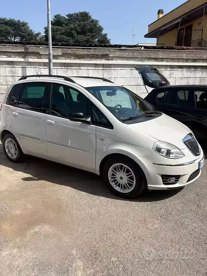 Usata Lancia Musa Gold 95 CV (69 kW) 2012 Beige Monovolume