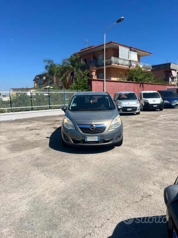 Usata Opel Meriva 110 CV (80 kW) 2011 Oro Monovolume
