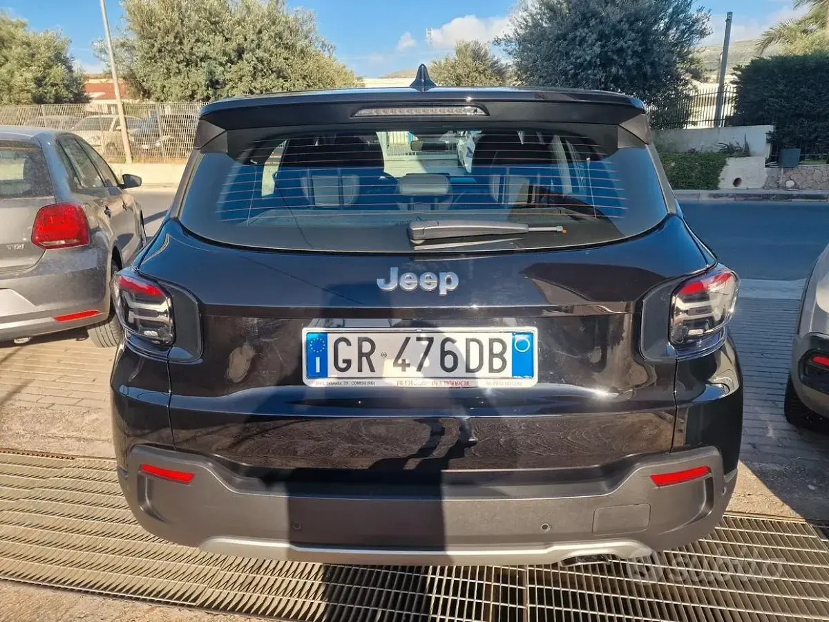 Begagnad Jeep Avenger Summit 101 HK (74 kW) 2024 Svart SUV