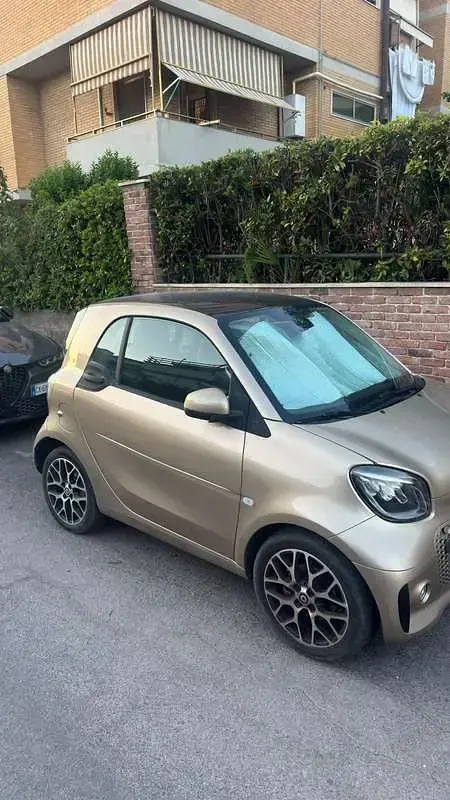 Usata Smart ForTwo Coupé Prime 41 kW (56 CV) 2020 Oro Utilitaria