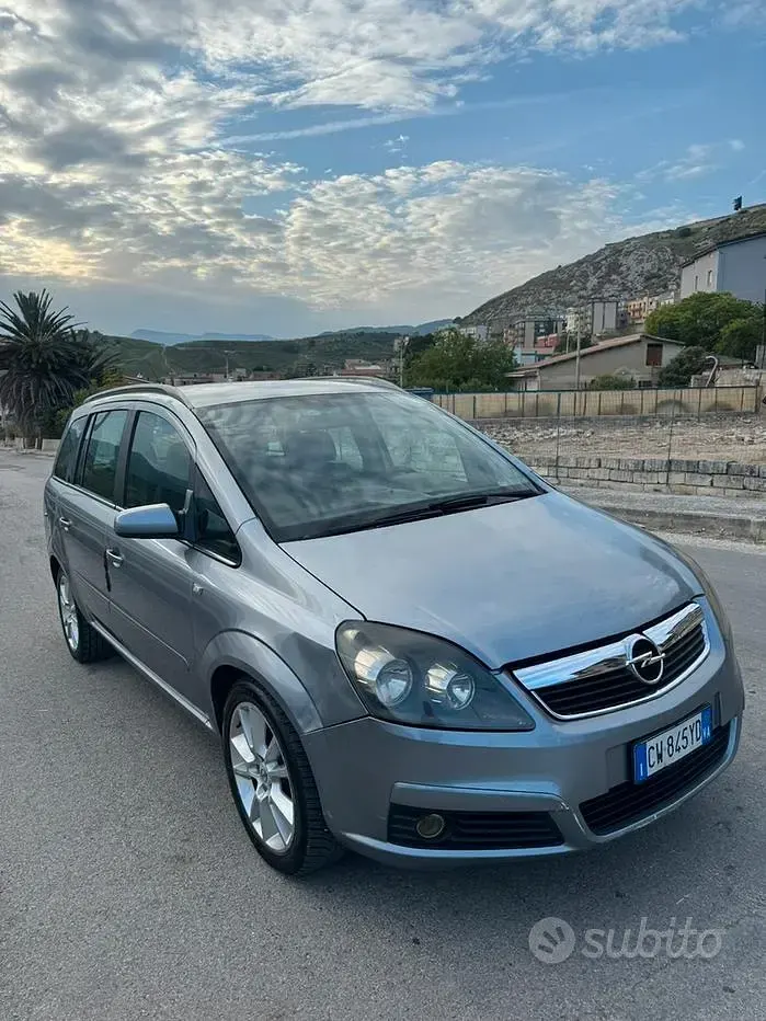 Usata Opel Zafira 150 CV (110 kW) 2005 Grigio Monovolume
