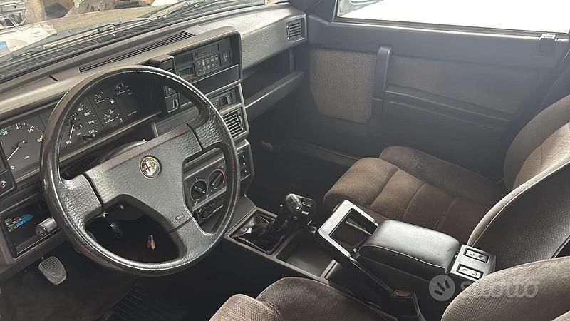 Usata Alfa Romeo 75 1989 Grigio Berlina