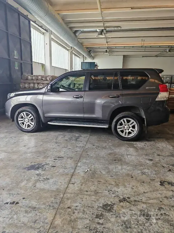 Usata Toyota Land Cruiser Executive 190 CV (139 kW) 2013 Grigio Station wagon