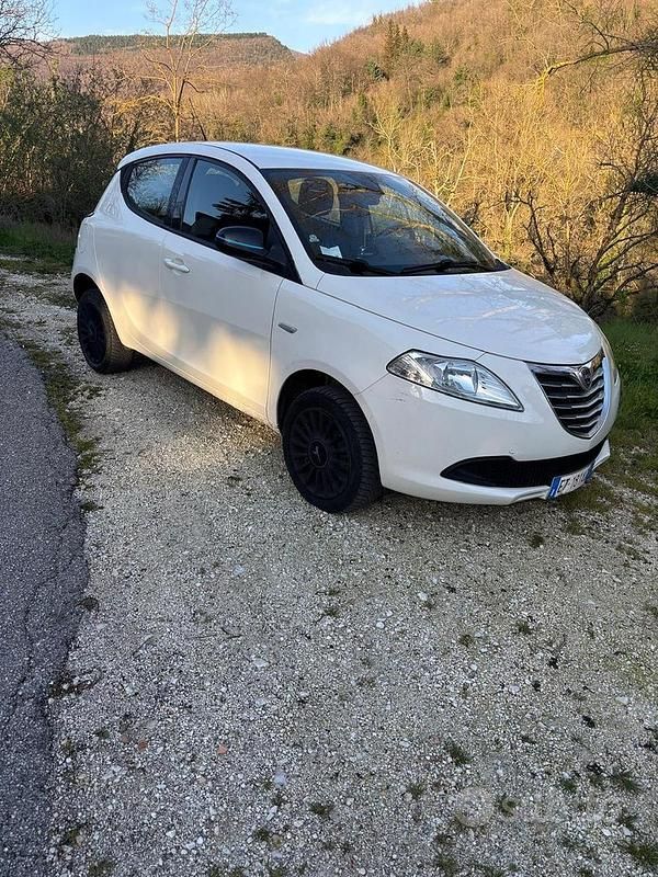 Usata Lancia Ypsilon 85 CV (62 kW) 2012 Bianco Utilitaria